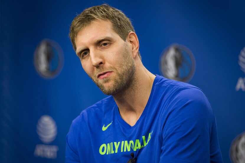 El delantero de los Mavericks de Dallas anunció el martes que regresará a jugar al menos una...