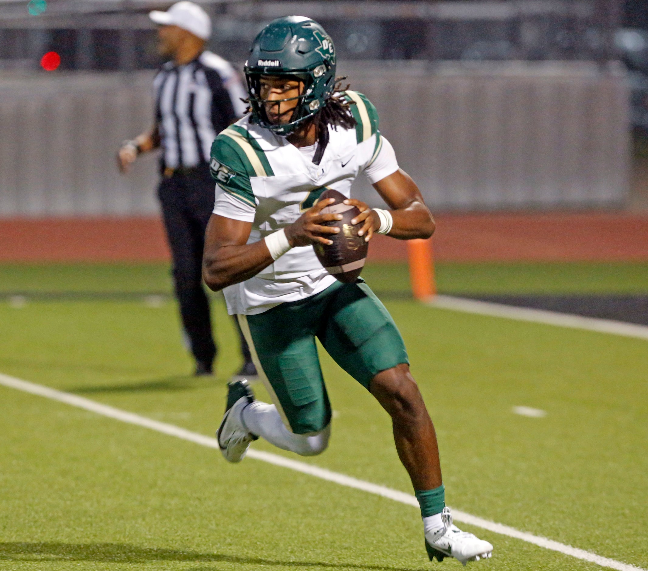 DeSoto High QB Kelden Ryan (3) tries to advance the ball around the left end during the...