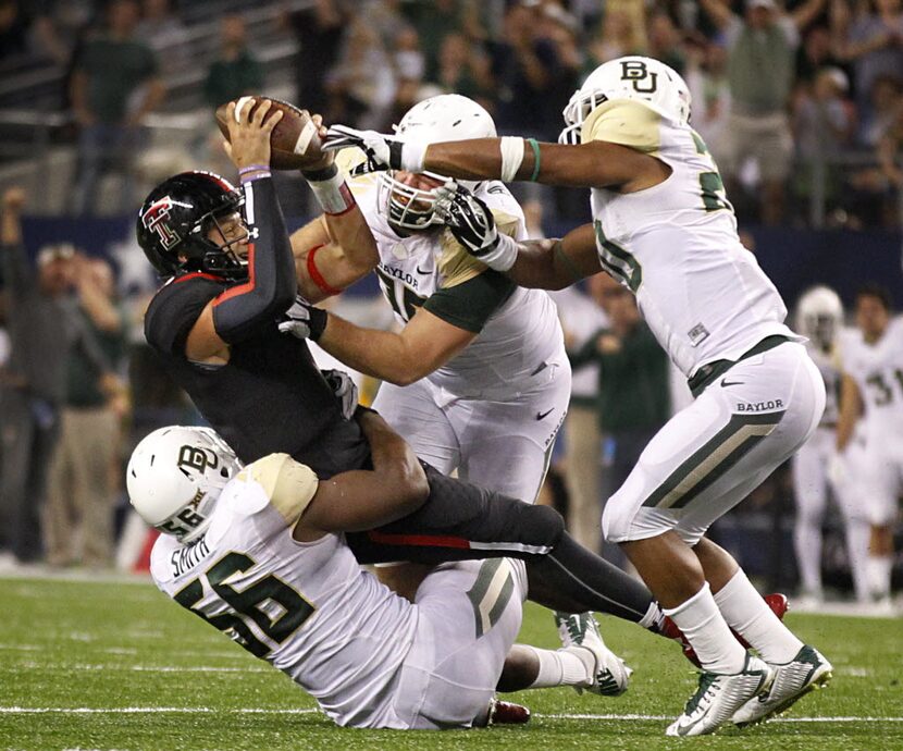 Baylor Bears defensive end K.J. Smith (56), linebacker Aiavion Edwards (20) and defensive...