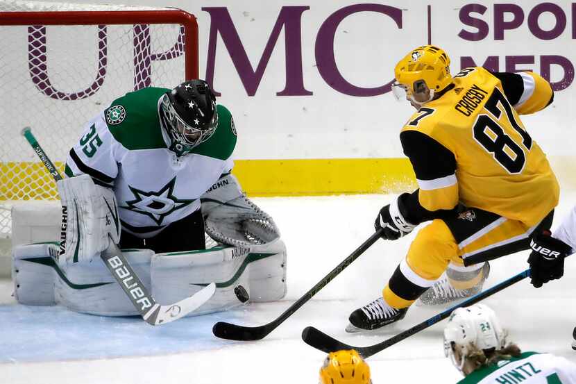 Pittsburgh Penguins' Sidney Crosby (87) collects a rebound off Dallas Stars goaltender Anton...