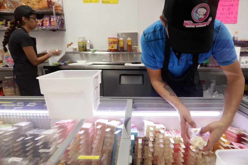 Jose Luis Ordóñez, der., prepara un frigorífico con paletas recién hechas.  DMN
