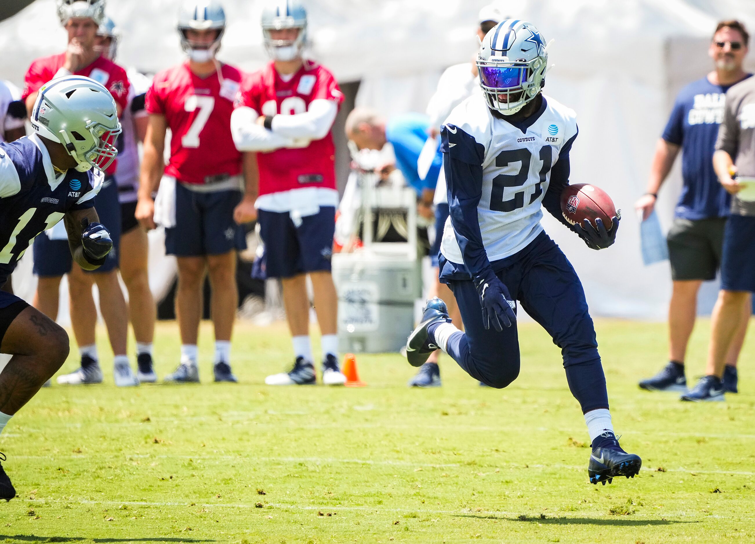 Dallas Cowboys running back Ezekiel Elliott (21) runs past linebacker Micah Parsons (11)...