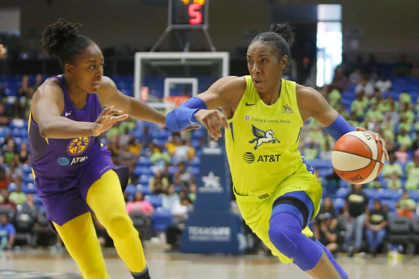 Dallas Wings forward Kayla Thornton (6) drives to the basket past the defense of Los Angeles...