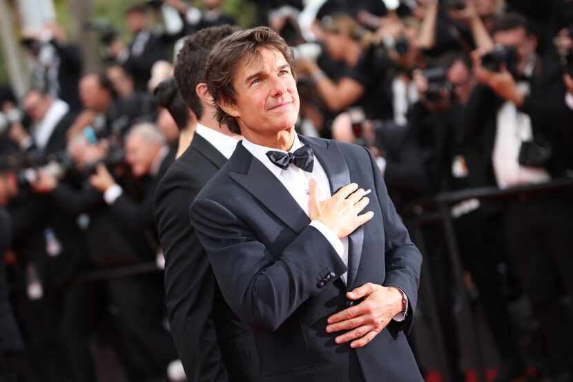 Tom Cruise hace un gesto en el estreno de su película "Top Gun: Maverick", durante la 75a...