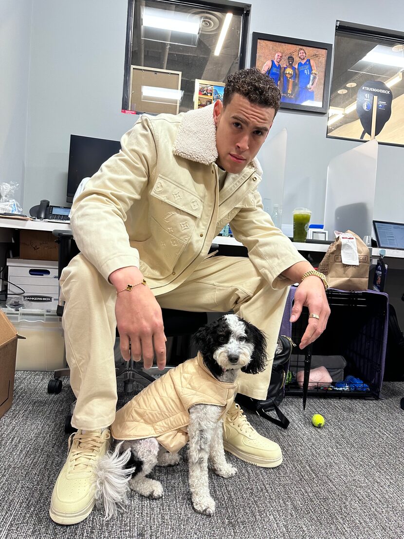 Dwight Powell, jugador de los Mavericks, posa con Bailey.