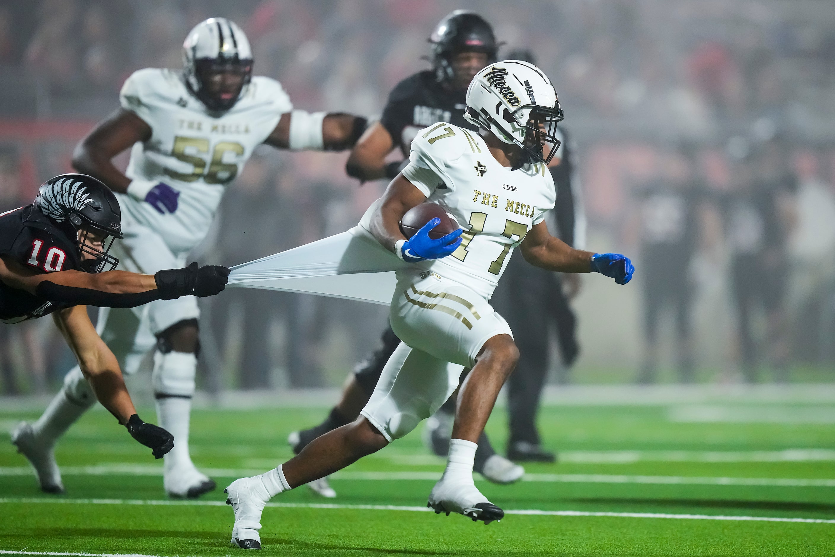 South Oak Cliff wide receiver Rickey Evans (17) slips away from Argyle linebacker Grant...