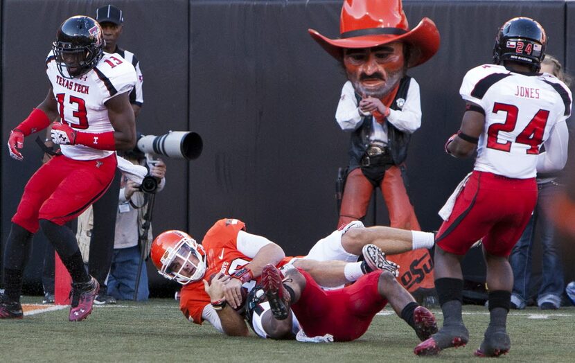 Nov 17, 2012; Stillwater OK, USA; Oklahoma State Cowboys quarterback Clint Chelf (10) is...