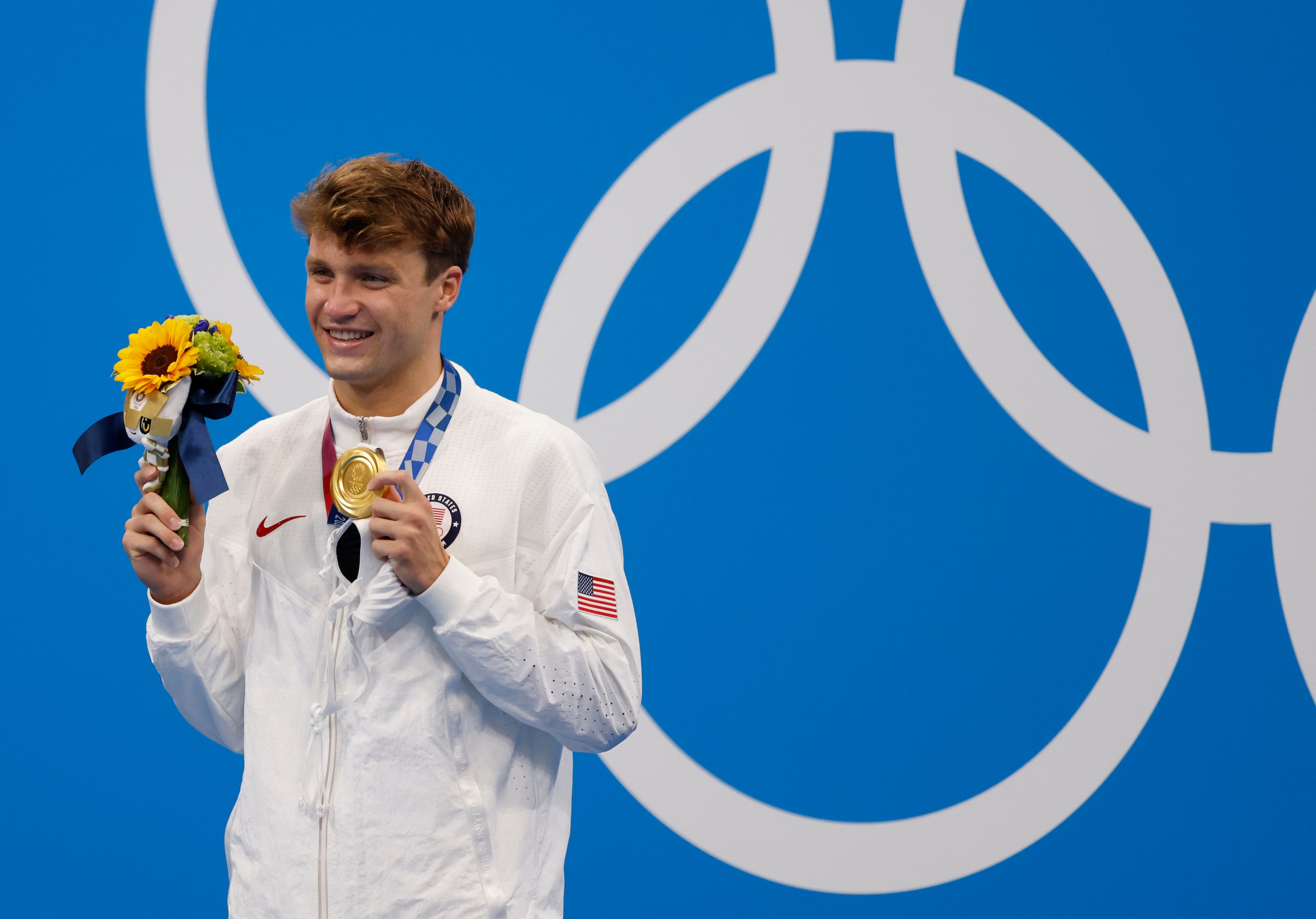 USA’s Robert Finke poses for photographers with his gold medal in the men’s 1500 meter...