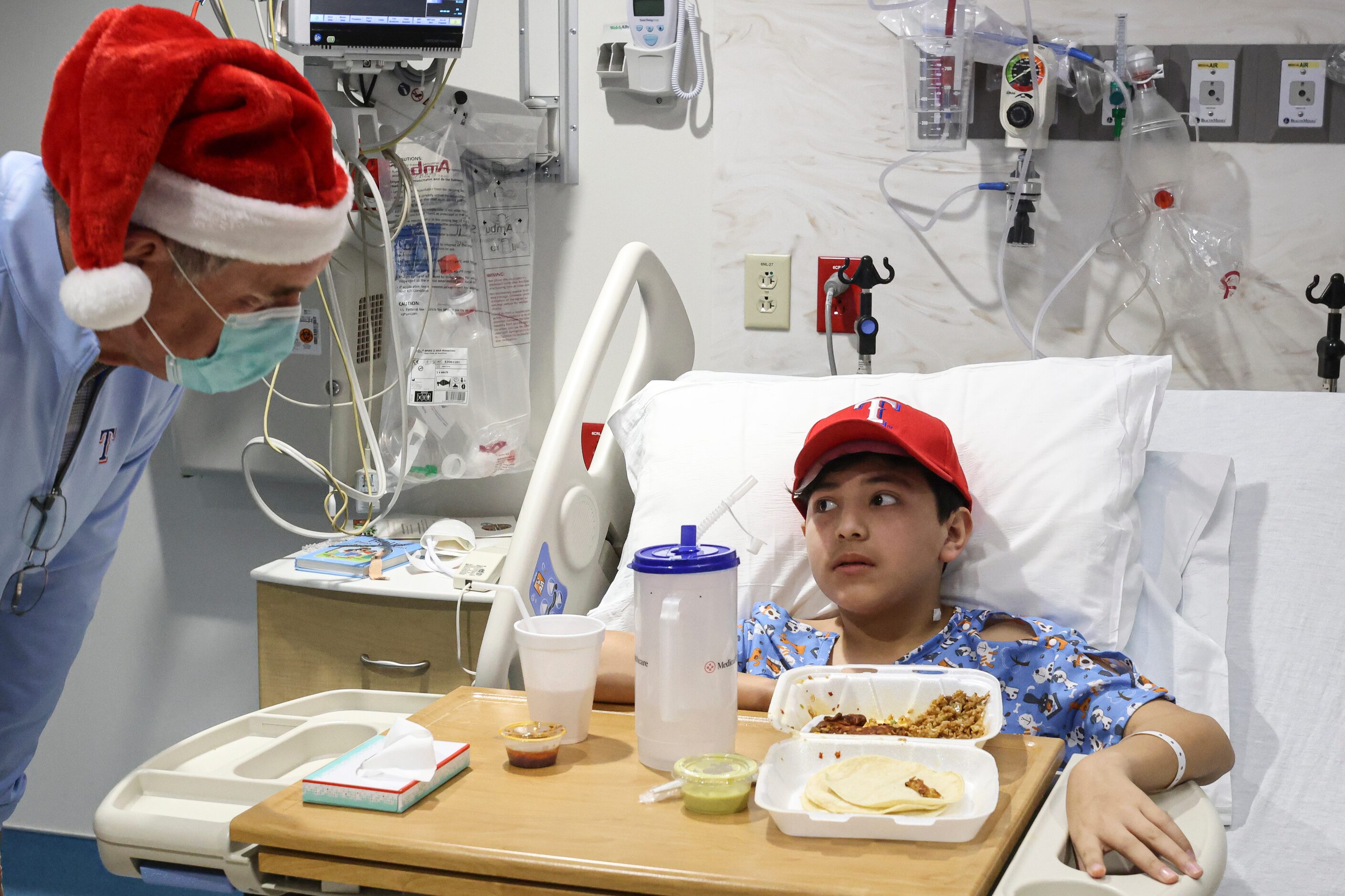 Texas Rangers manager Bruce Bochy talks with Angel Mata, 10, at Medical City Children’s...