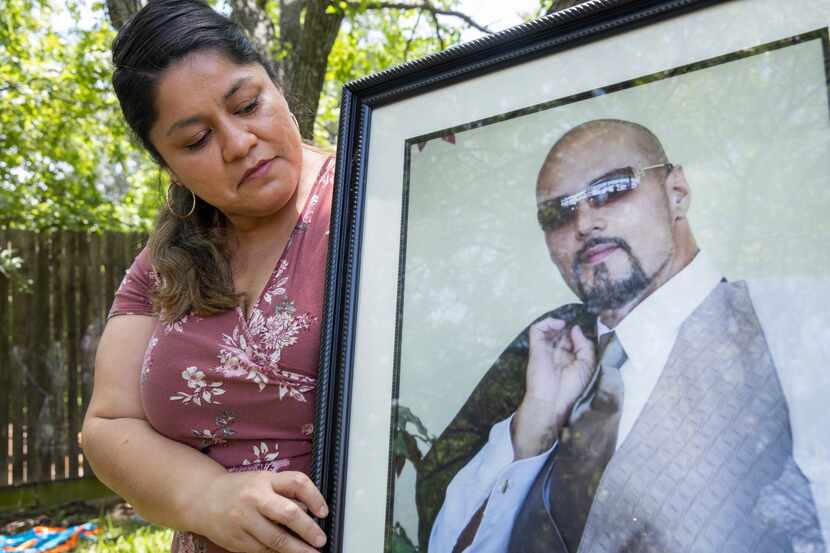Dolores Díaz, enfermera del Hospital Parkland, con una foto de su marido, fallecido en junio...