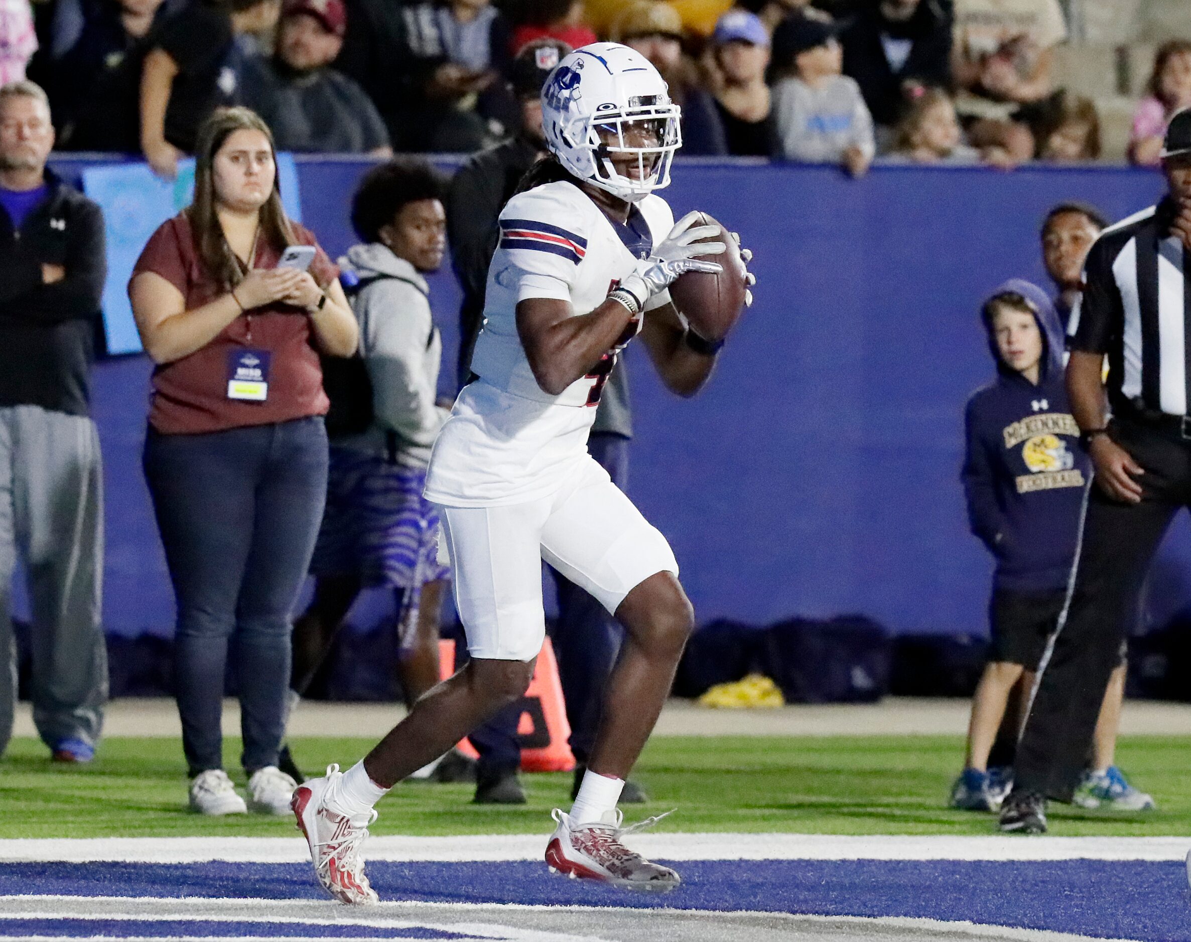 Allen High School wide receiver Messiah Washington (4) was all alone to receive an option...