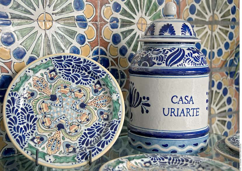 Vajillas, azulejos y más productos de talavera se producen con la misma técnica de los...