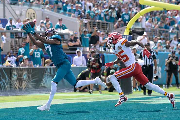 Jacksonville Jaguars wide receiver Zay Jones (7) catches a pass in front of Kansas City...
