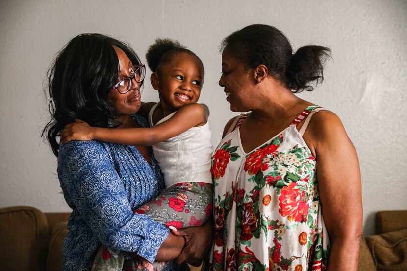 Misha LaMarche, de 33 años, junto a su hija Suggah Lamarche, de 4, y su madre, Cheryl Green,...