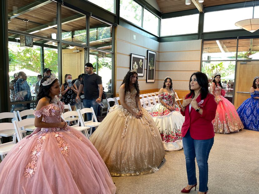 Quinceañeras desfilaron la mañana del sábado 10 de septiembre en el Dallas Arboretum para...