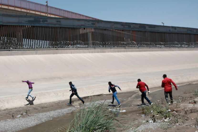 Un grupo de migrantes cruzar el Río Grande entre Ciudad Juárez y El Paso, Texas. (AP...