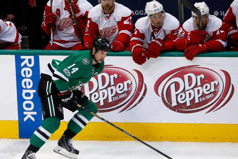 Dallas Stars left wing Jamie Benn (14) looks up to pass the puck in front of the Detroit Red...