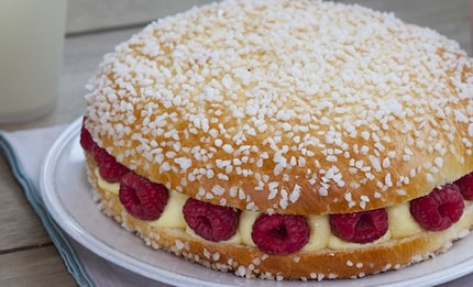 La Tarte Tropézienne is best known for its large tarts filled with Crème Tropézienne and fruit.