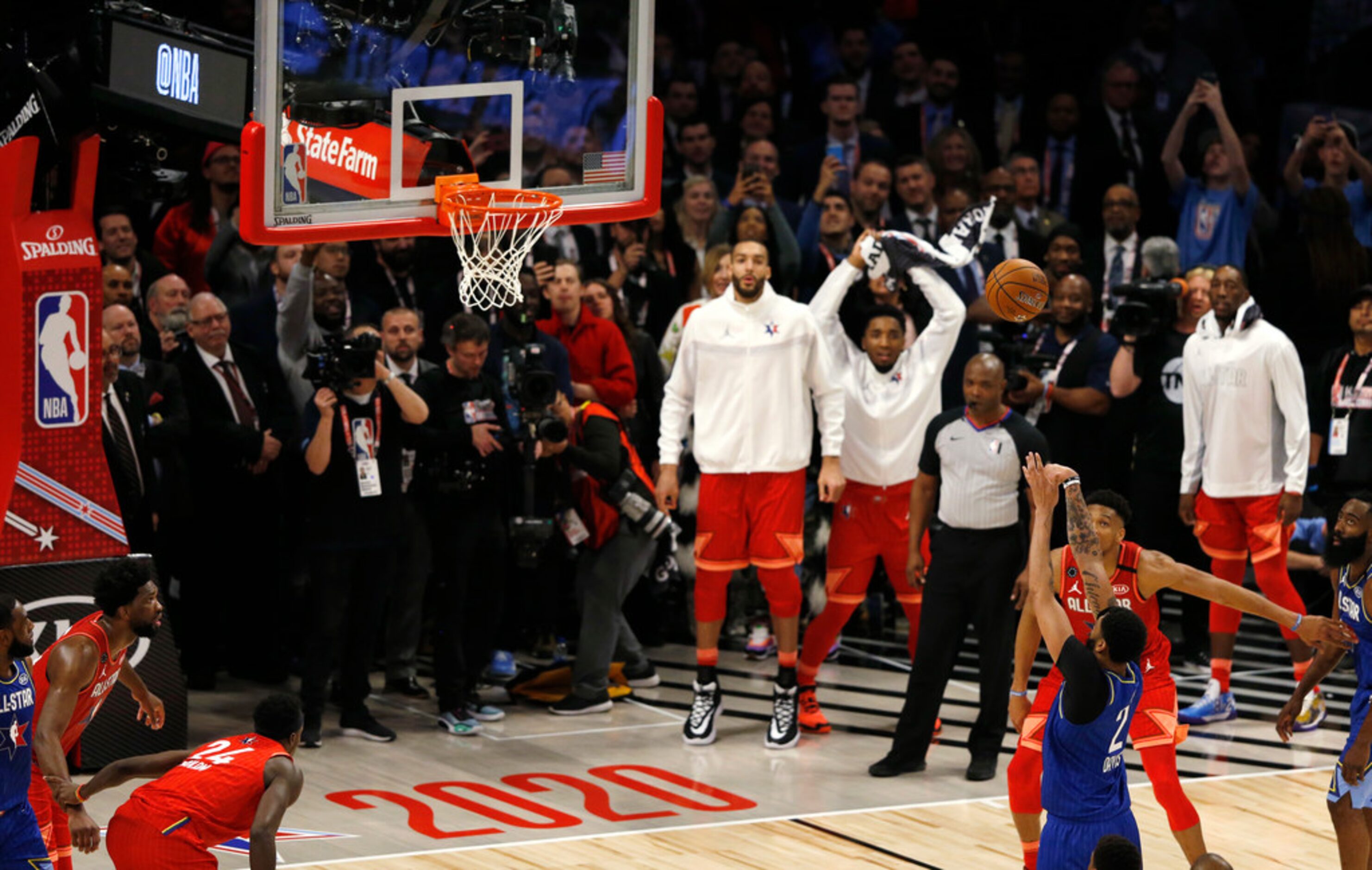 Team LeBron's Anthony Davis (2) shoots and makes the second of two free throw to defeat Team...