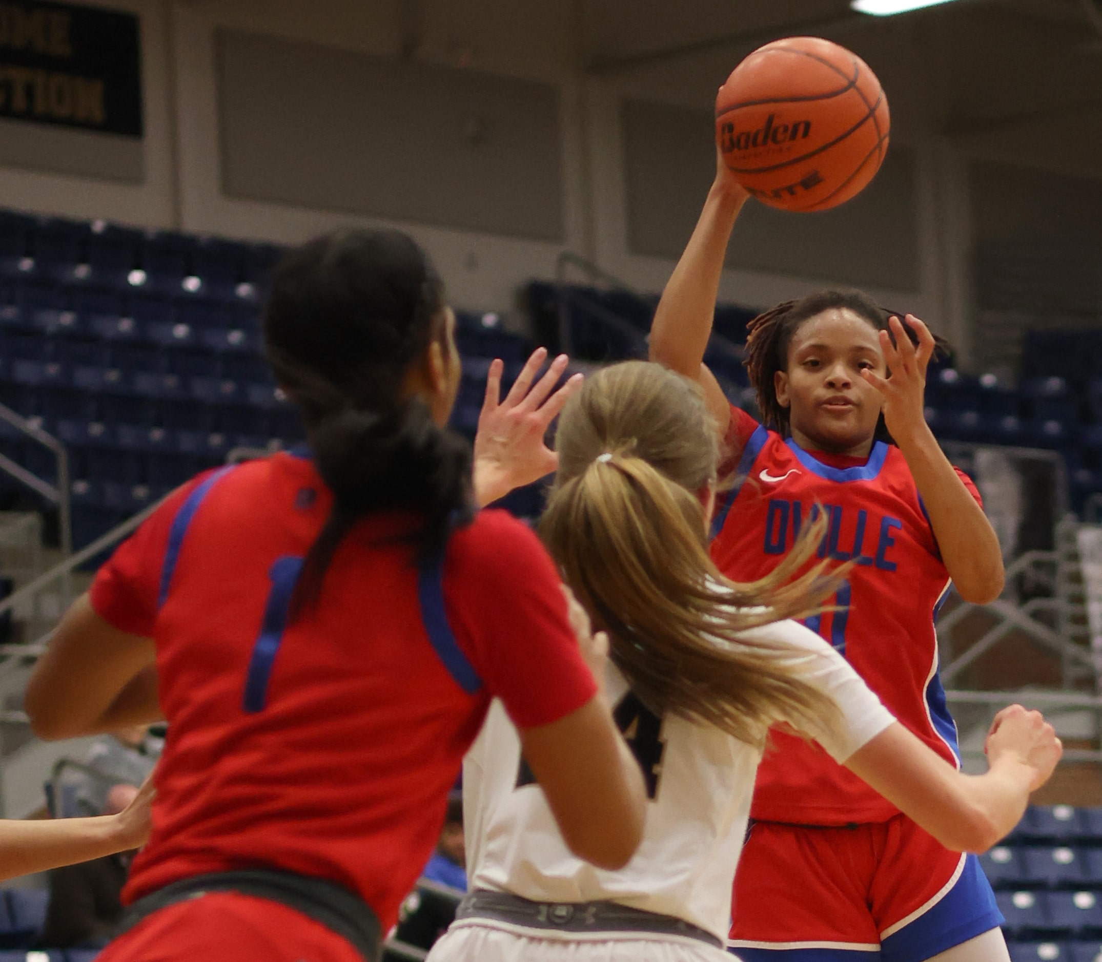 Duncanville guard Chloe Mann (0) makes a jump pass to a teammate during first half action...