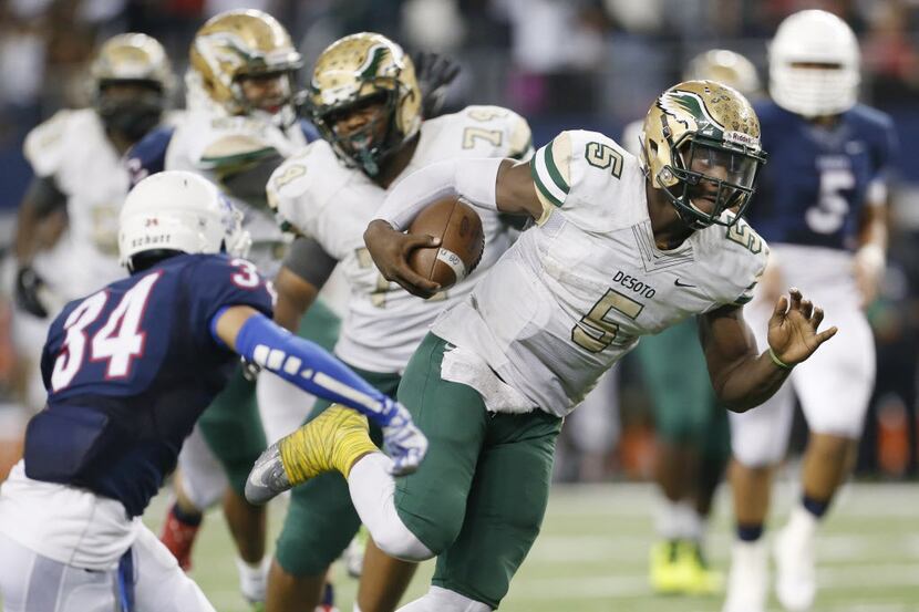 DeSoto quarterback Tristen Wallace (5) rushes for a touchdown to make the score 20-14 in the...