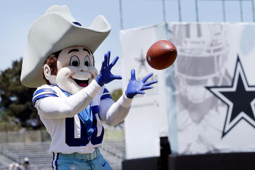 La mascota de los Dallas Cowboys, Rowdy, atrapa un pase en el campamento de pretemporada del...