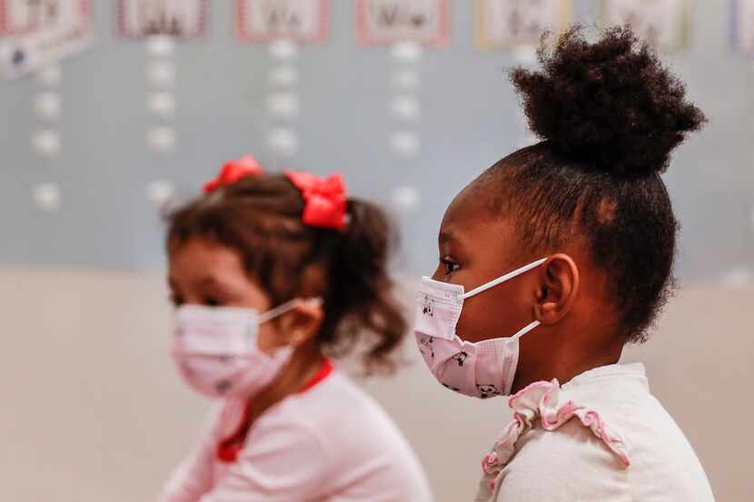 Dos niñas usan cubrebocas durante una clase en preescolar en el Landauer Center en Dallas,...