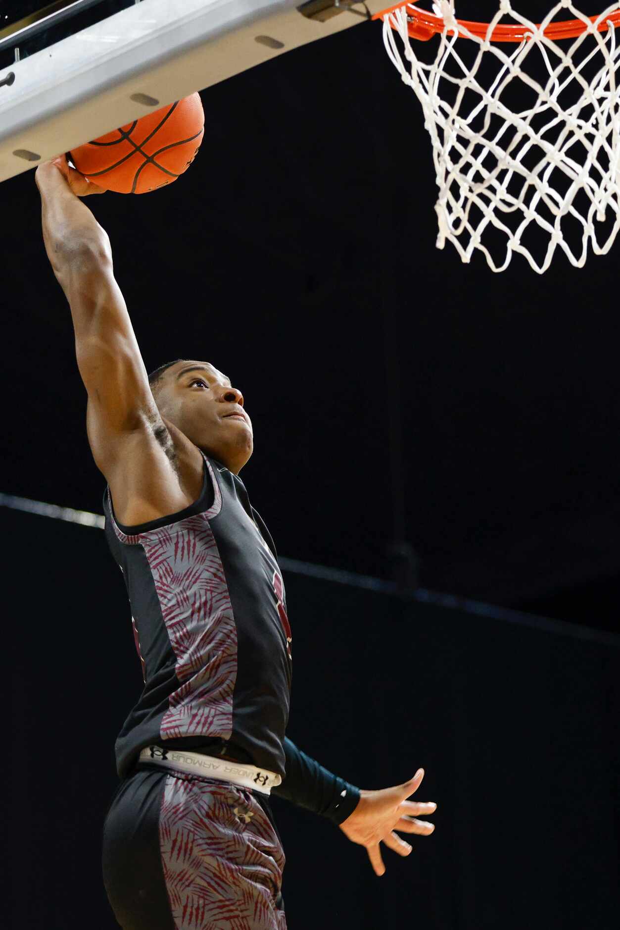 Mansfield Timberview guard Donovan O'Day (4) dunks the ball during the first quarter of the...