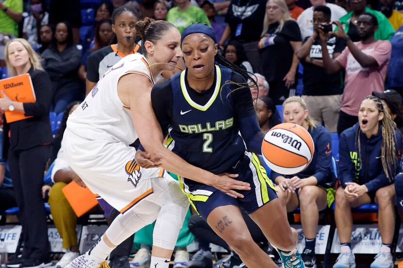 Dallas Wings Odyssey Sims (2) dribbles along the baseline and is fouled by Phoenix Mercury...