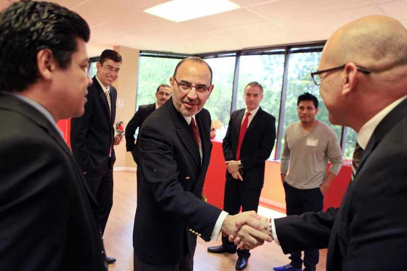El cónsul José Octavio Tripp Villanueva se presenta con miembros de la prensa el 5 de junio...
