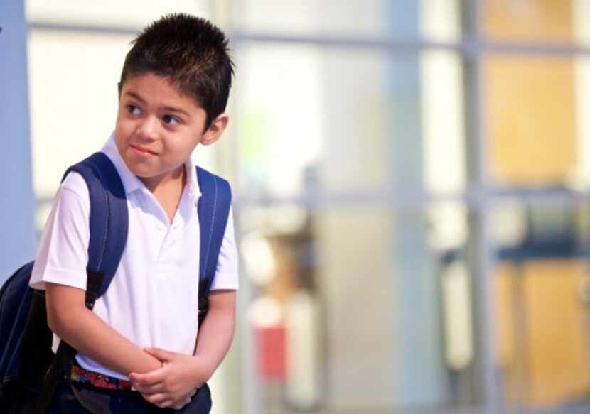 Javier Gonzales, de 6 años, mira a su madre, poco antes de empezar su primer día en kínder...