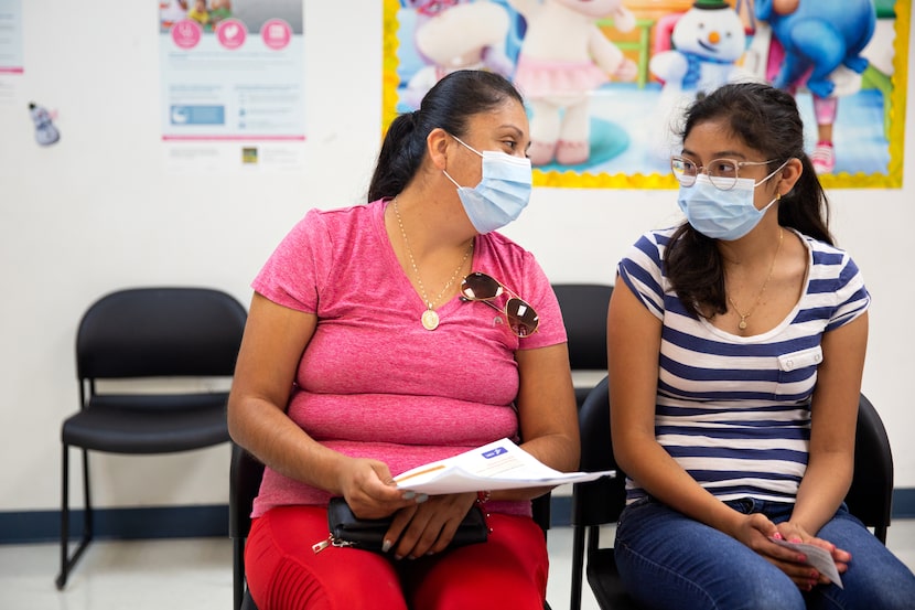 Alma Mata conversa con su hija Montserrat Sandate, 14 años, luego de que la menor reciba su...