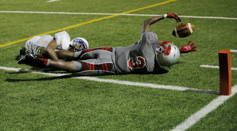 TXHSFB Woodrow Wilson junior wide receiver Justin Cain (3) makes a catch on the 1-yard-line...