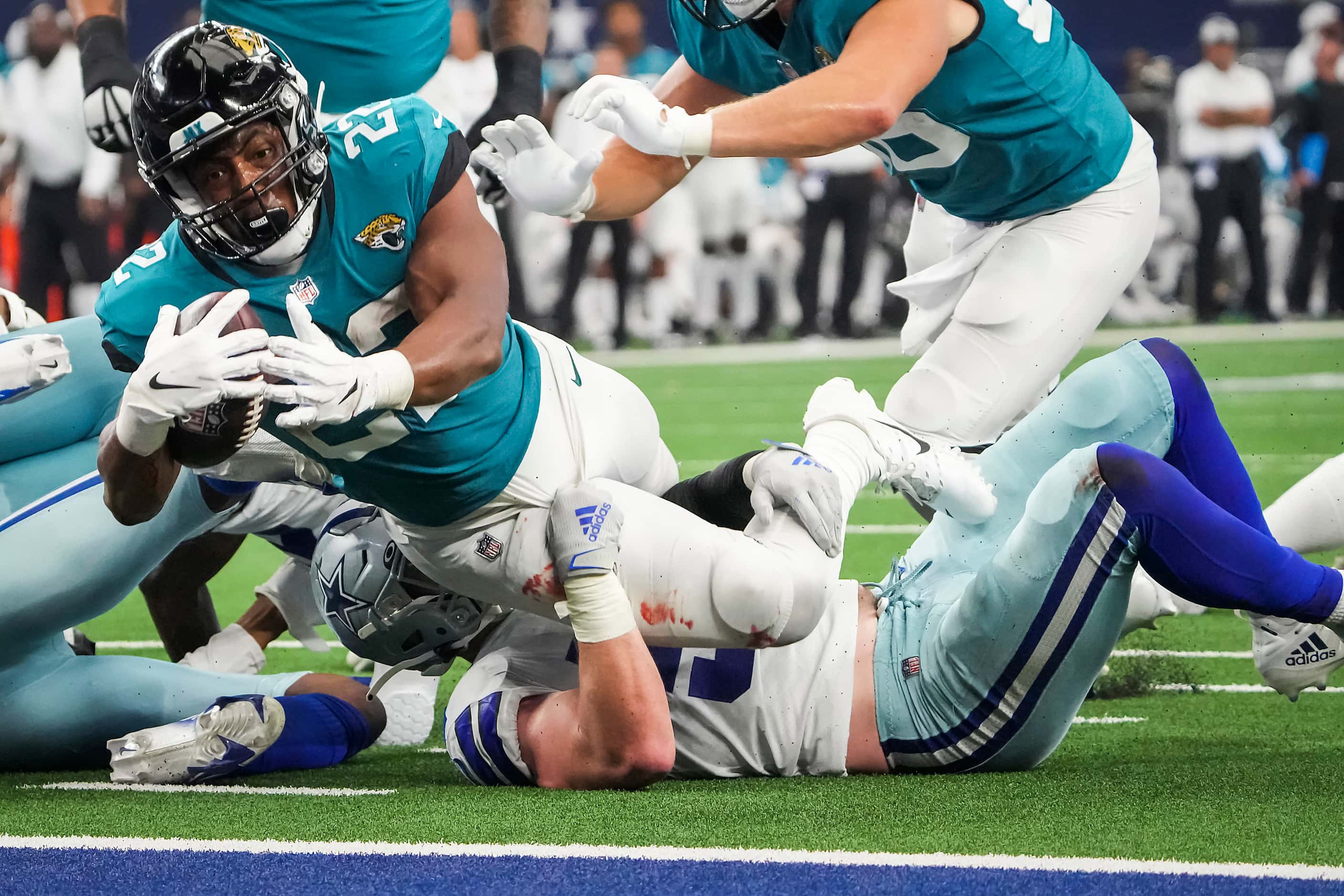 Jacksonville Jaguars running back Devine Ozigbo (22) dives for a touchdown  past Dallas...