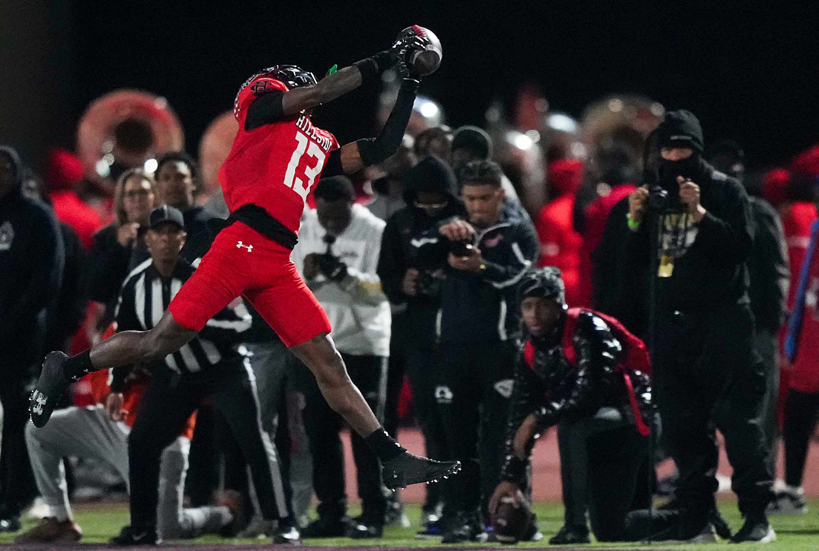 Cedar Hill wide receiver Le’keldrick Bridges (13) makes a leaping catch during the first...