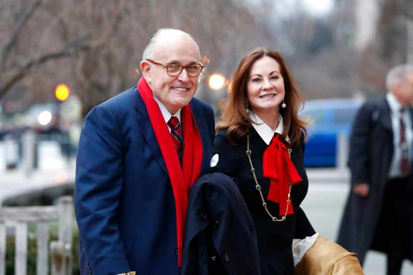 En esta fotografía de archivo del viernes 20 de enero de 2017, Rudolph Giuliani y su esposa...