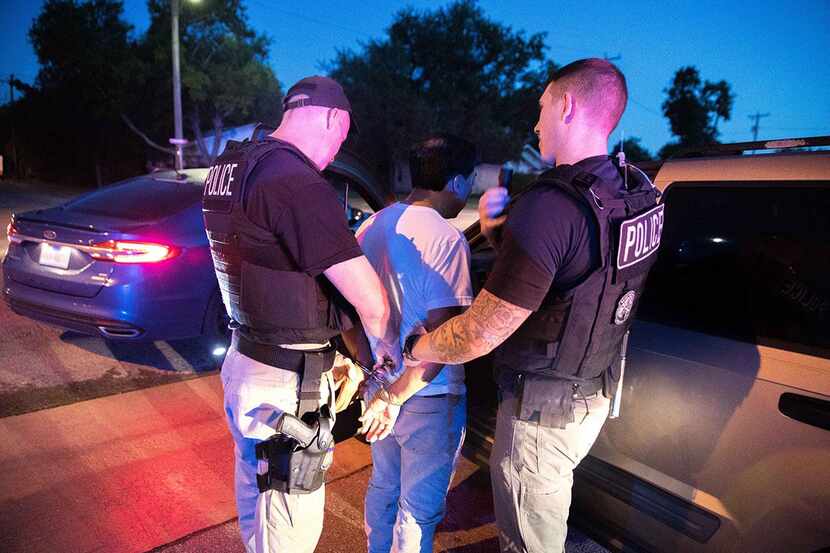 ICE reportó 75 arrestos en una serie de operativos, pero estos no son una redada como el...