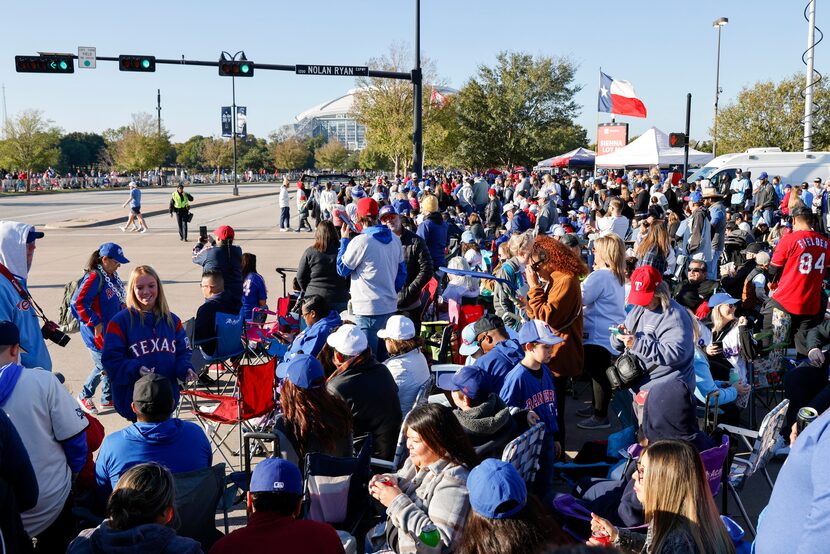 Cientos de fans se apostaron a lo largo del Nolan Ryan Expressway y AT&T Way para ver a los...