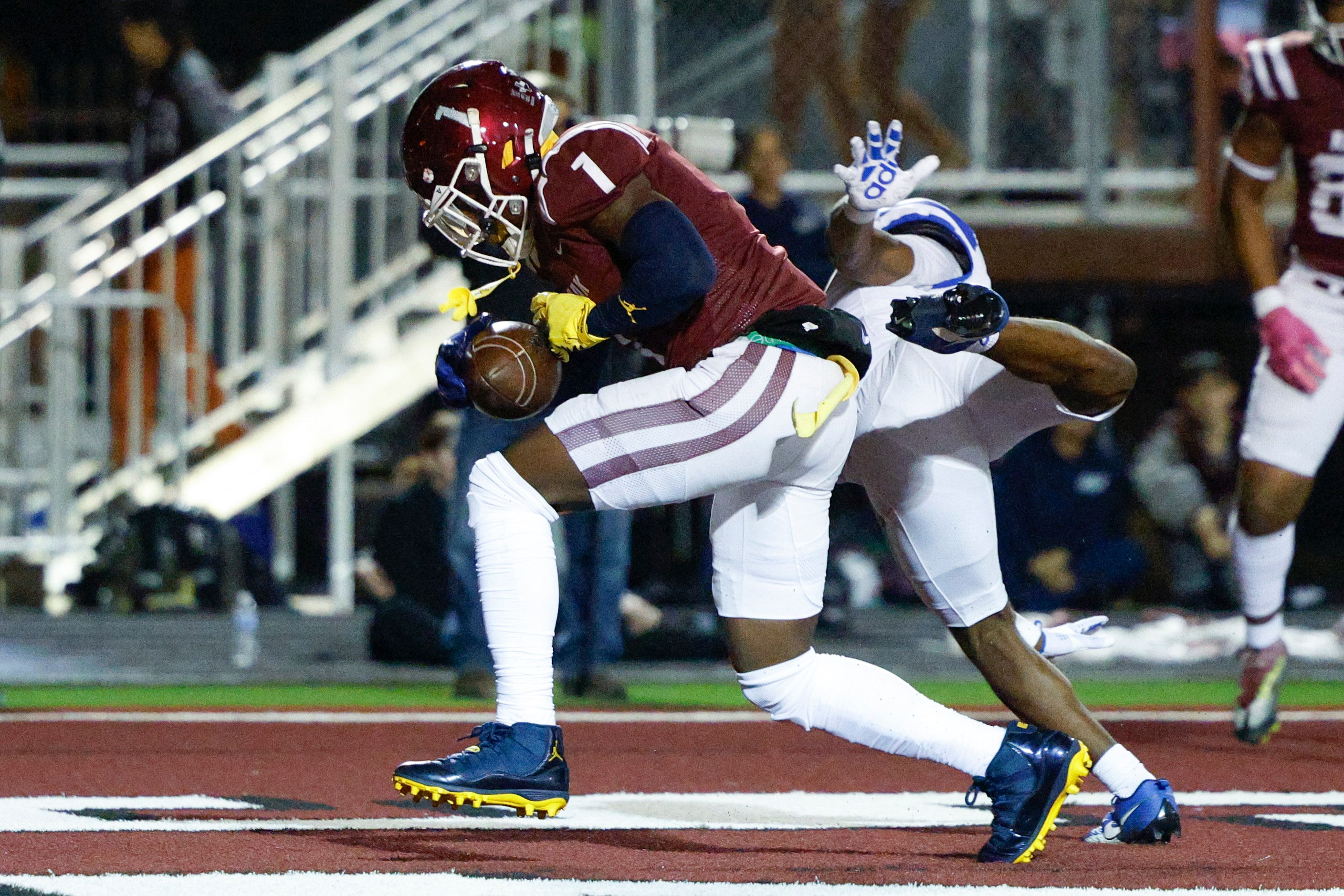 Red Oak wide receiver Taz Williams (1) catches a pass for a touchdown against a defending...