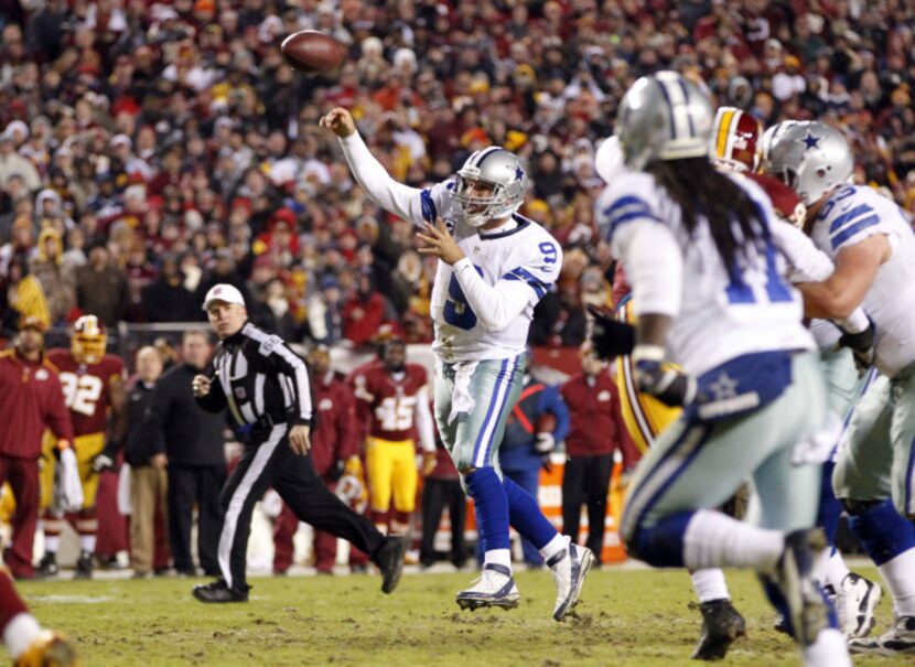 Dallas Cowboys quarterback Tony Romo (9) throws a touchdown pass to Dallas Cowboys tight end...