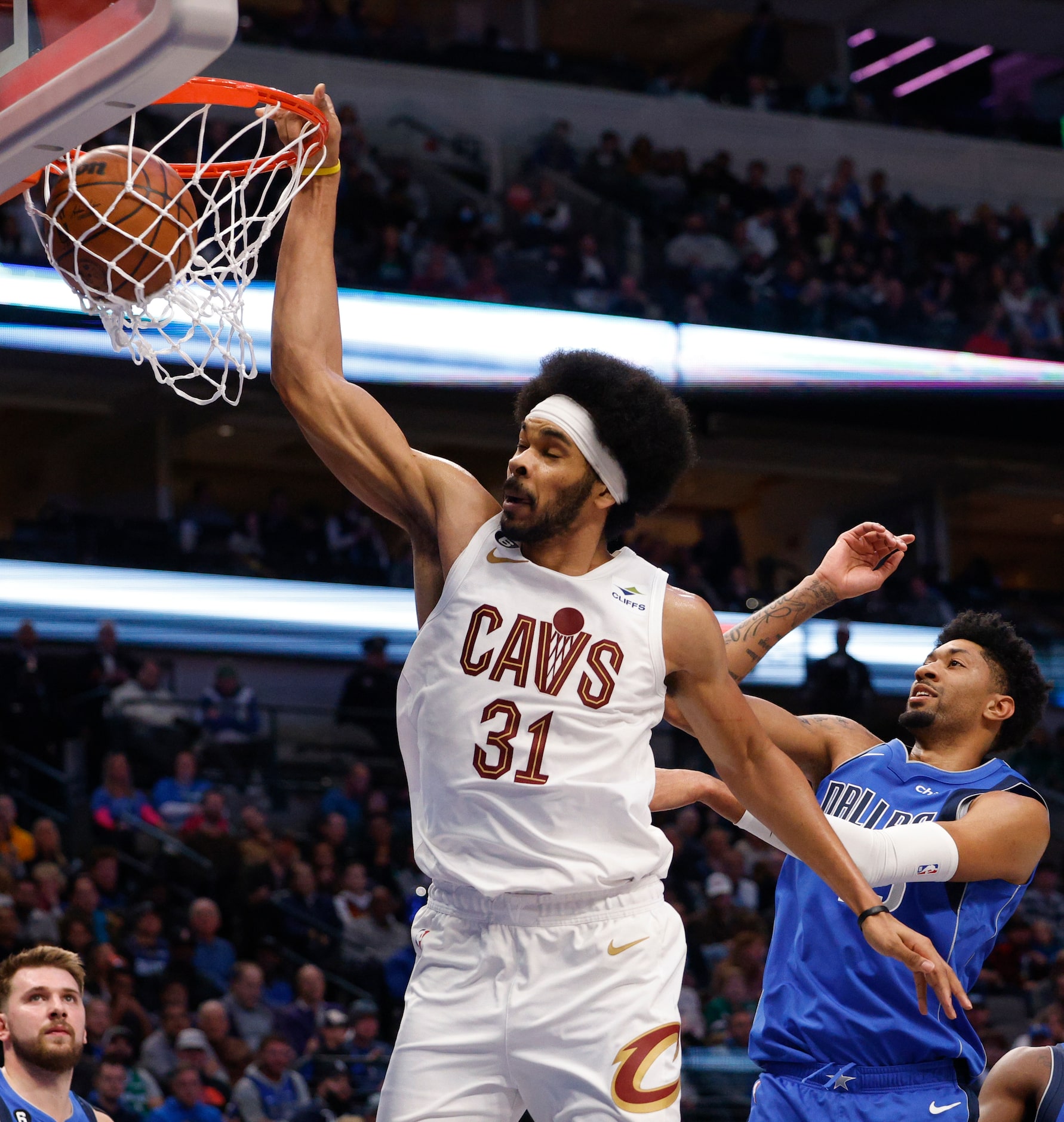 Cleveland Cavaliers center Jarrett Allen (31) dunks the ball ahead of Dallas Mavericks...