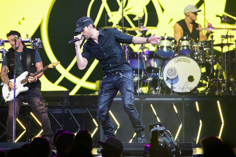 Enrique Iglesias cantó sus temas clásicos en el American Airlines Center. Fue el telonero de...