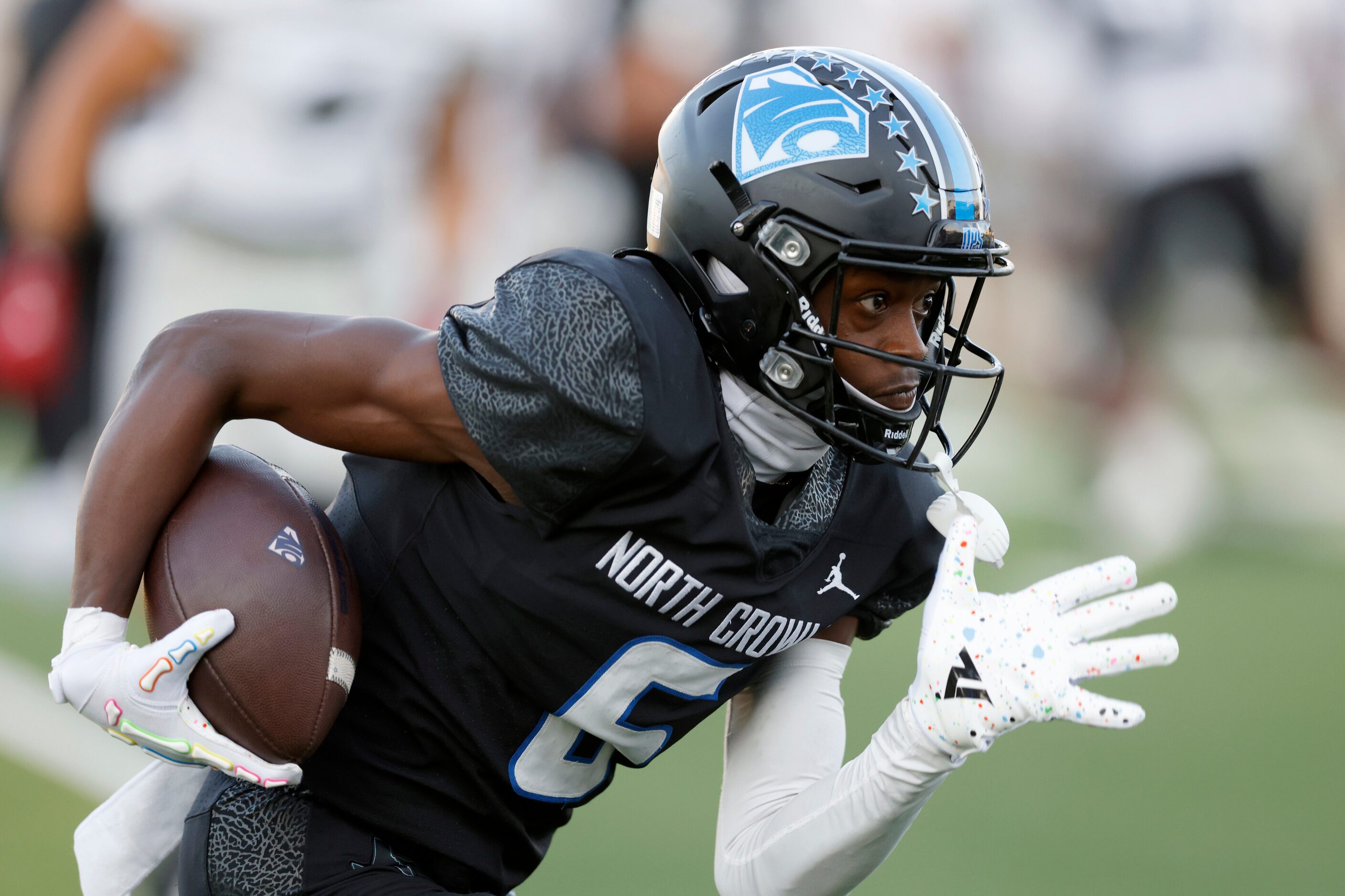 North Crowley wide receiver Quentin Gibson (6) runs the ball during the first half of a...