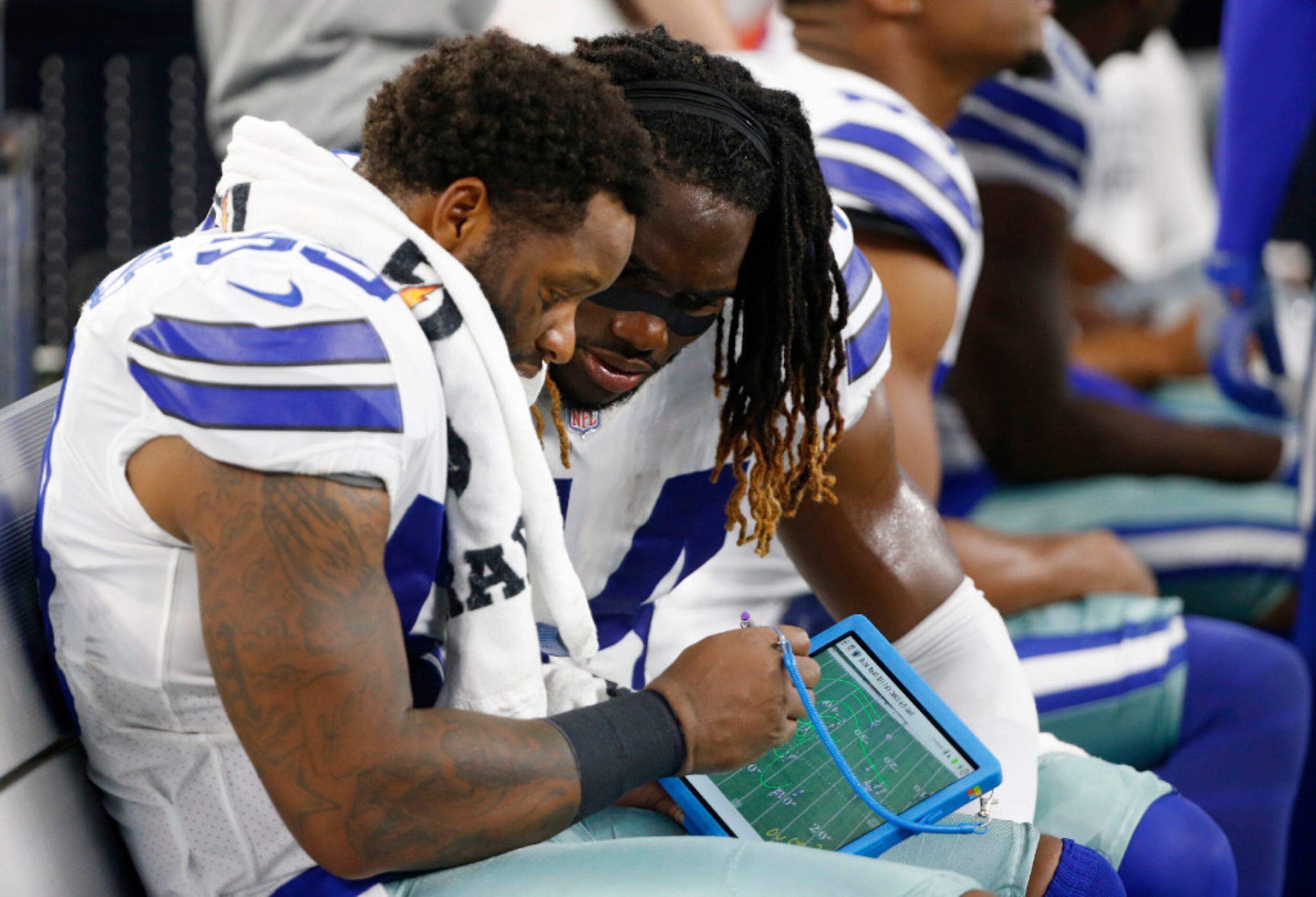 Sideline Chatter: Maybe Cowboys should consider trading uniforms