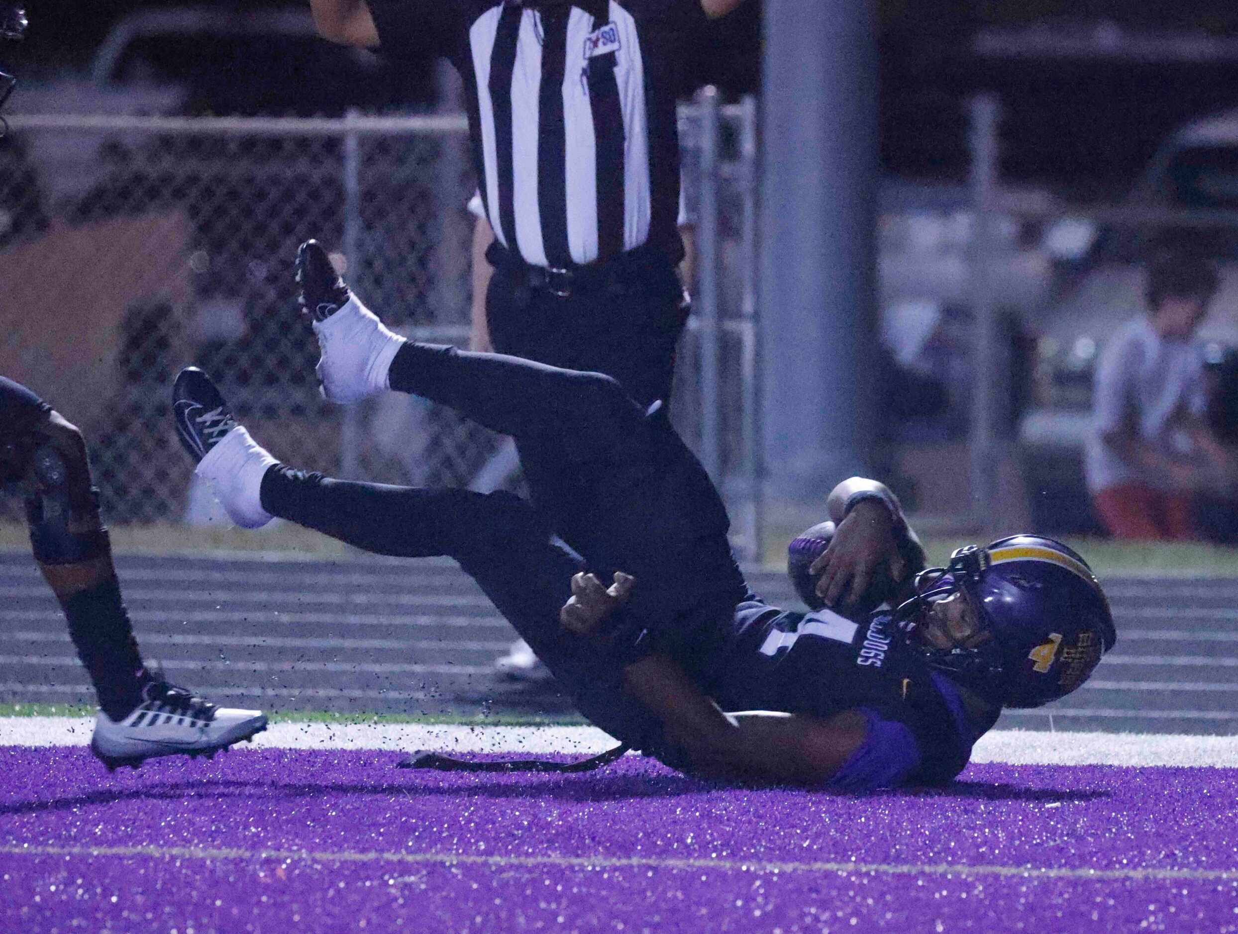 Everman High’s Marion Basped (4) completes a touchdown against Midlothian Heritage during...