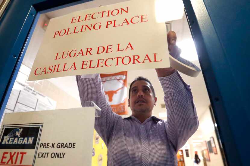 Maxx Núñez, funcionario electoral, abre las urnas para la votación de las recientes...