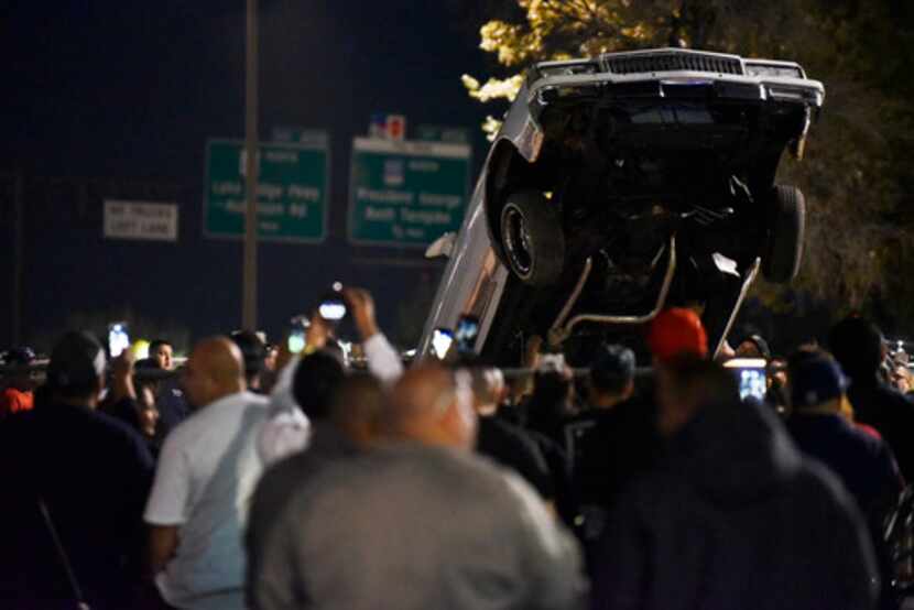 El frente de un auto rebota alto mientras su dueño participa en una competencia de brincos...