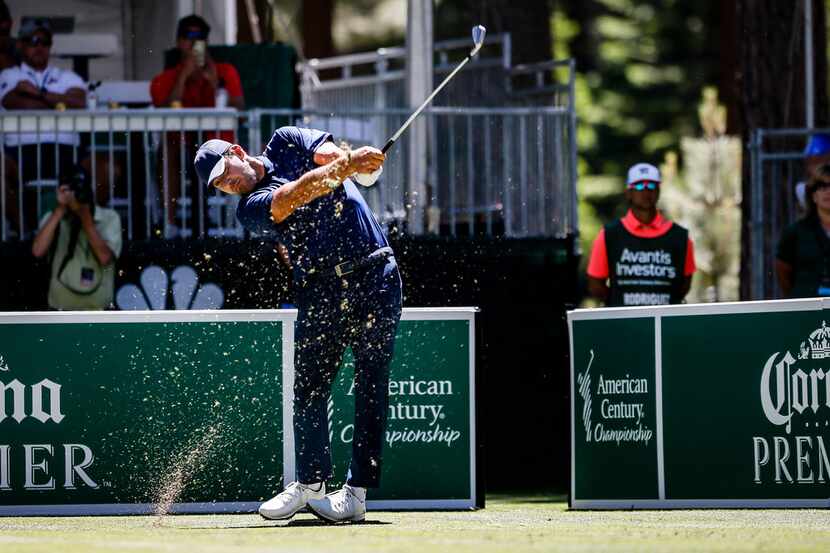 Tony Romo golpea una pelota de golf en el torneo American Century Championship en Stateline,...