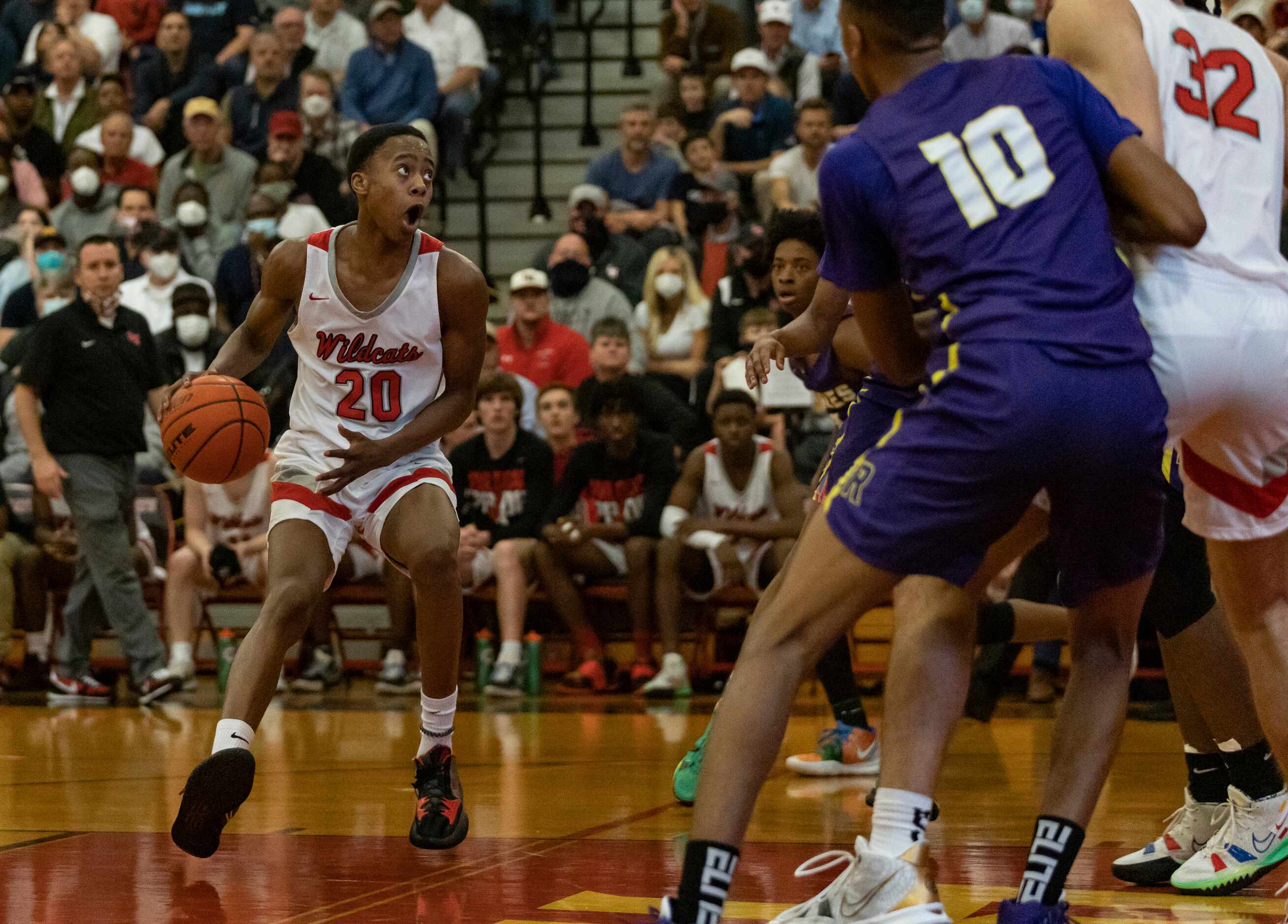 Lake Highlands Tre Johnson (20) looks up at the basket while holding the ball in the second...