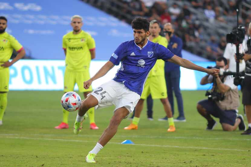 El delantero del FC Dallas, Ricardo Pepi,  patea el balón durante el MLS 2021 All-Star...